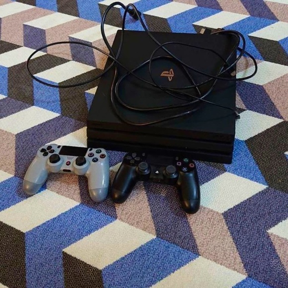 Gaming Console Sell Ps4 Pro Sony PlayStation Pro(1TB) Controllers